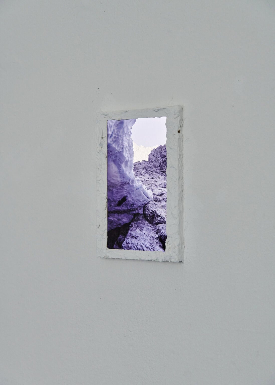 Foto: Ein Objekt an einer weißen Wand.