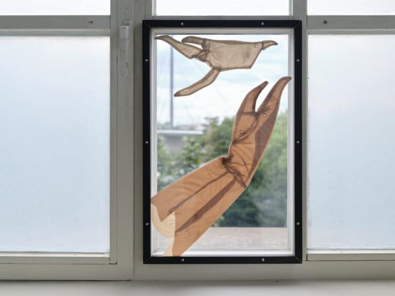 Foto: Nahaufnahme eines Objektes vor einer Fensterscheibe.