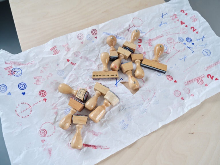Foto: Nahaufnahme von unterschiedlich geformten Stempeln auf einem Papier mit gestempelten Aufdrucken.