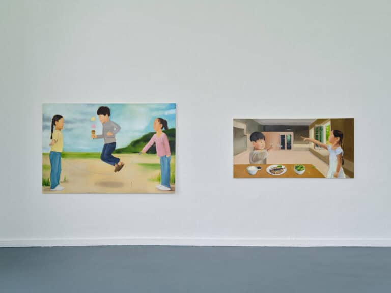 Foto: Ansicht eines Raumes mit weißer Wand und grauem Boden. Aus der Wand hängen zwei mittelformatige Malereien.