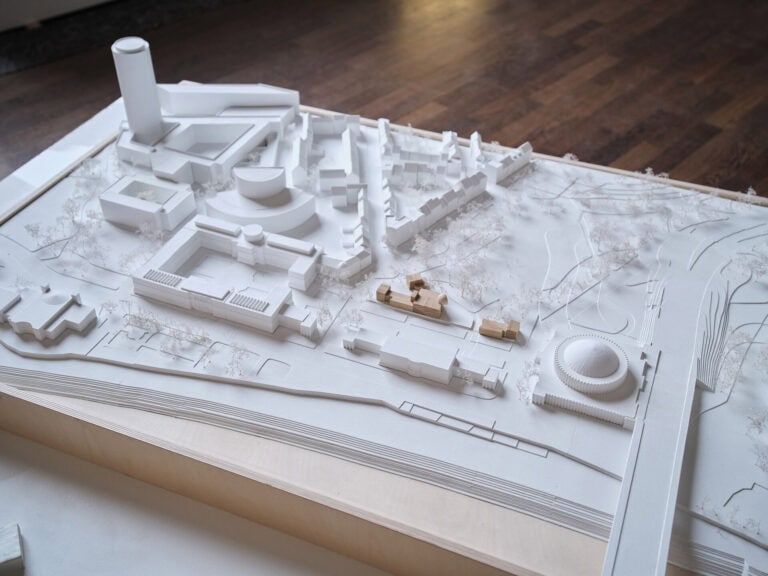 Foto: Nahaufnahme eines architektonischen Modells vor Dielenboden.
