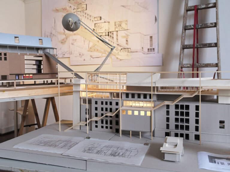 Foto: Nahaufnahme architektonischer Modelle.