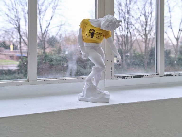 Foto: Ansicht eines Skulptur auf einer Fensterbank.