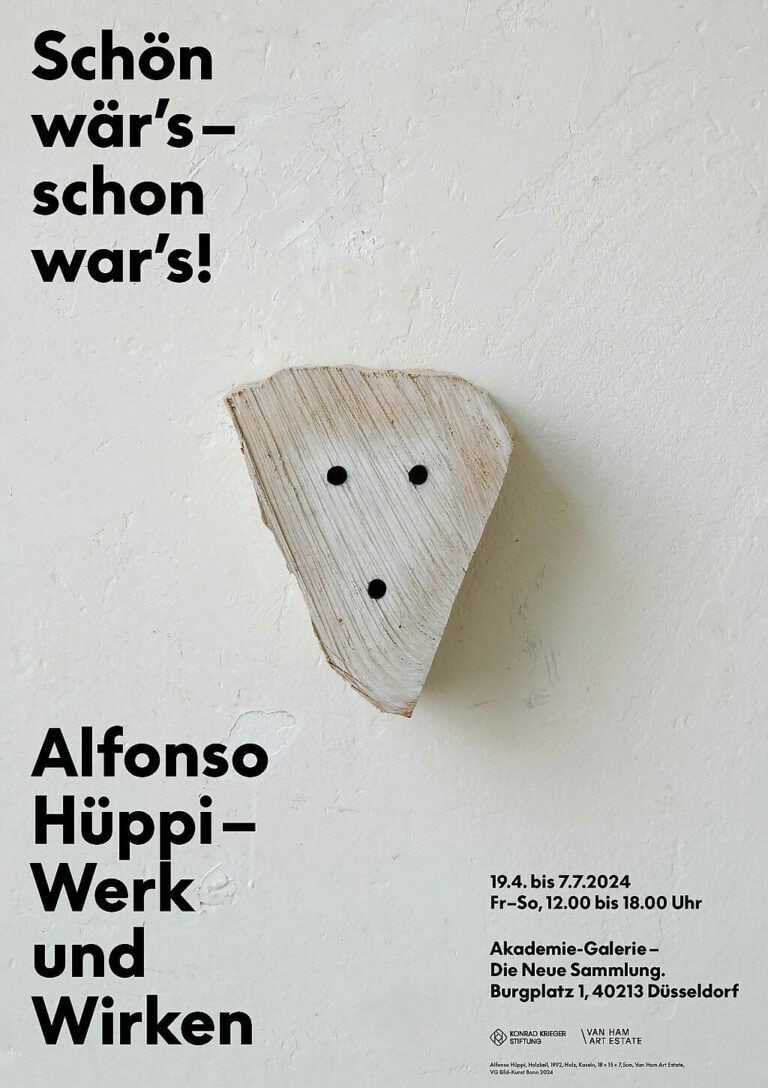 Ausstellungsplakat: Aufschrift: „Schön wär’s - schon war’s! Alfonso Hüppi - Werk und Wirken. 19.04. bis 7.7.2024, Fr-So, 12:00 bis 18:00 Uhr. Akademie-Galereie - Die neue Sammlung. Burgplatz 1, 40213 Düsseldorf. Konrad Krieger Stiftung, Van Ham Art Estate. Alfonso Hüppli, Holzkeil, 1992, Holz, Kasein, 18 x 15 x 7,5 cm, Van Ham Art Estate, VG Bild-Kunst Bonn 2024." Dahinter das Foto eines Objektes vor einer weißen, unebenen Wand.