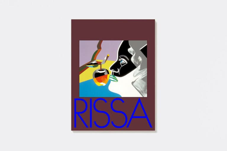 Foto: Cover eines Ausstellungskatalogs. Das Cover ist rötlich-braun. In der Mitte des Covers befindet sich eine bunte Abbildung, darunter in blauen Lettern: "Rissa"