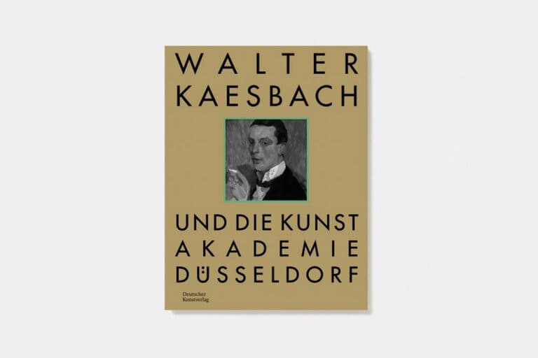 Foto: Cover eines Ausstellungskatalogs mit der schwarzen Aufschrift: "Walter Kaesbach und die Kunstakademie Düsseldorf. (Deutscher Kunstverlag)." In der Mitte des Covers befindet sich eine schwarz-weiße Abbildung, die von einem grünen Rahmen umgeben ist.